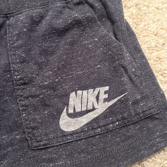 Women’s Nike shorts size small - Picture 4 of 5